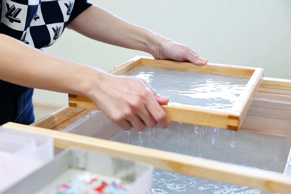 紙漉き体験の様子