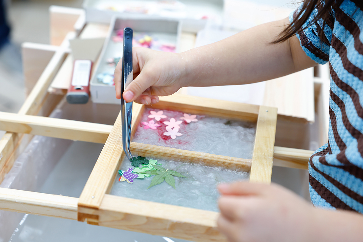 装飾体験の様子